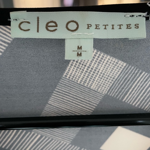 Beautiful patterned sleeveless blouse with faux wrap - Picture 3 of 3